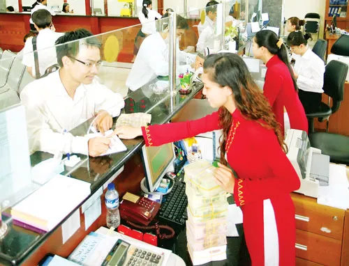 Từ đầu năm đến nay, hệ thống NHTM tăng trưởng tín dụng chậm nhưng lợi nhuận từ tín dụng cao. Ảnh: LÃ ANH Từ đầu năm đến nay, hệ thống NHTM tăng trưởng tín dụng chậm nhưng lợi nhuận từ tín dụng cao. Ảnh: LÃ ANH